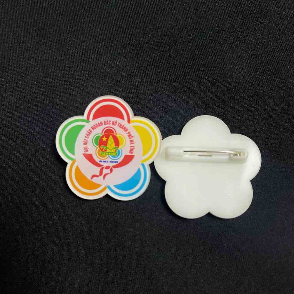 Huy hiệu nhựa cài áo cắt theo mọi logo