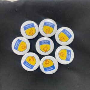 Huy hiệu nhựa tròn in logo làm theo số lượng