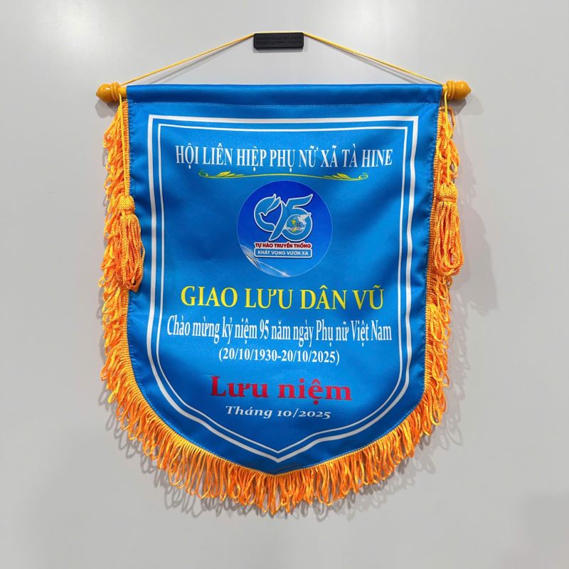Cờ lưu niệm giao lưu dân vũ