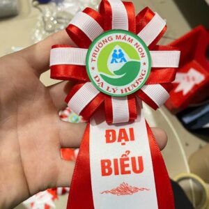 Mẫu hoa cài ruy băng đỏ trắng