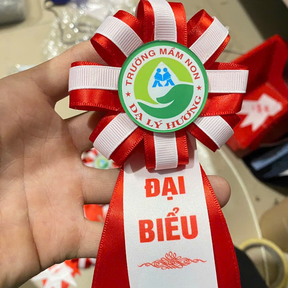 hoa-cai-dai-bieu-mau-trang-do Mẫu hoa cài ruy băng đỏ trắng