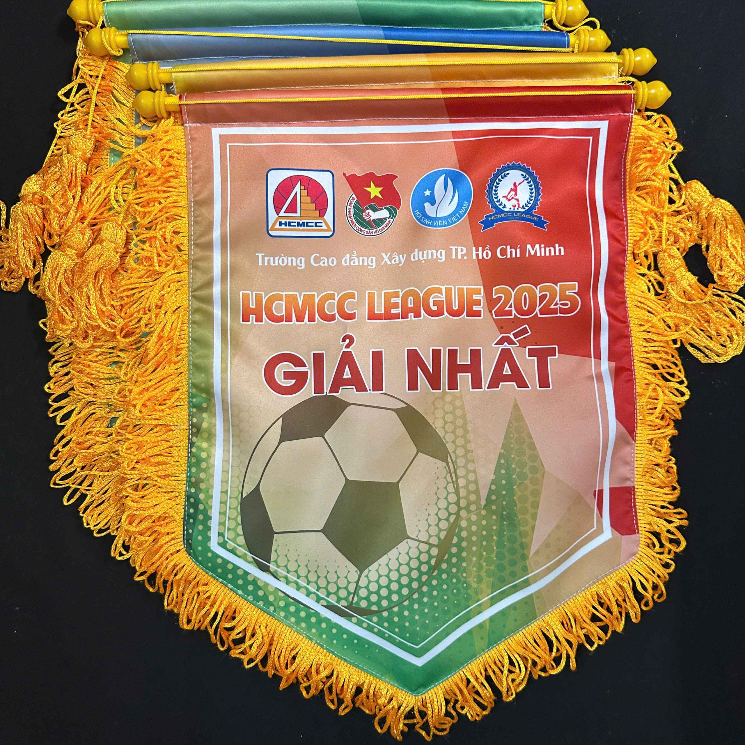 co-luu-niem-da-bong Hình ảnh cờ lưu niệm giải đá bóng