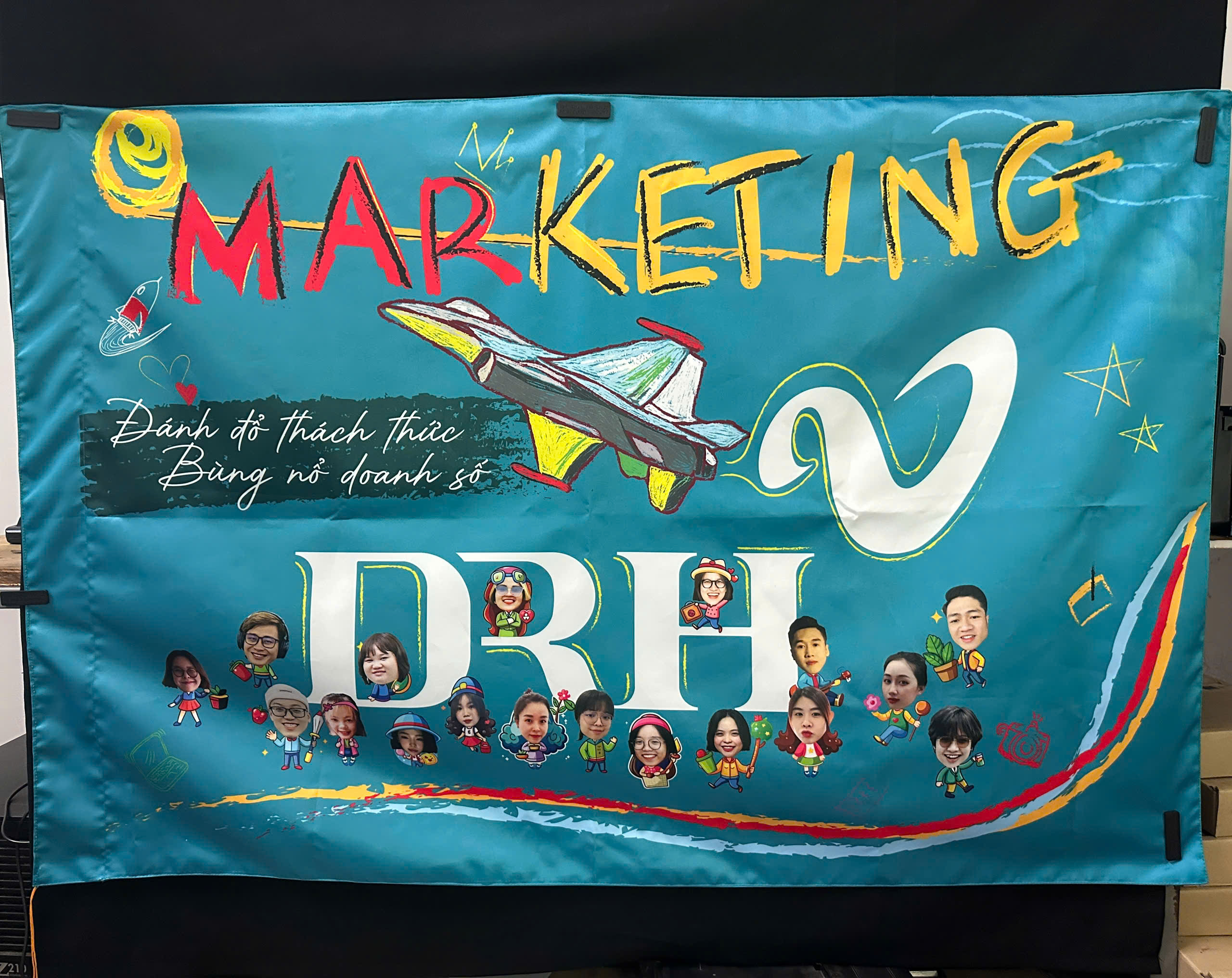 Cờ đội nhóm in theo thiết kế của khách hàng