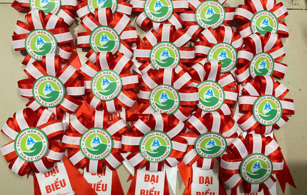 Hoa cài sự kiện mặt mica