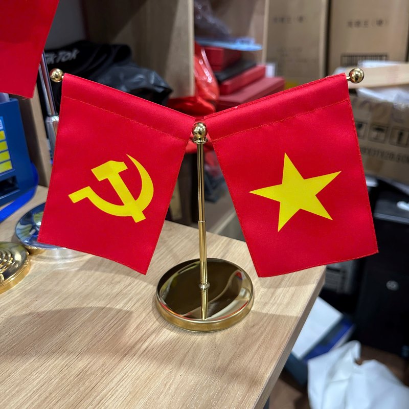 Cờ đôi để bàn đế vàng