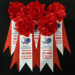 Các mẫu hoa cài áo kỷ niệm về trường