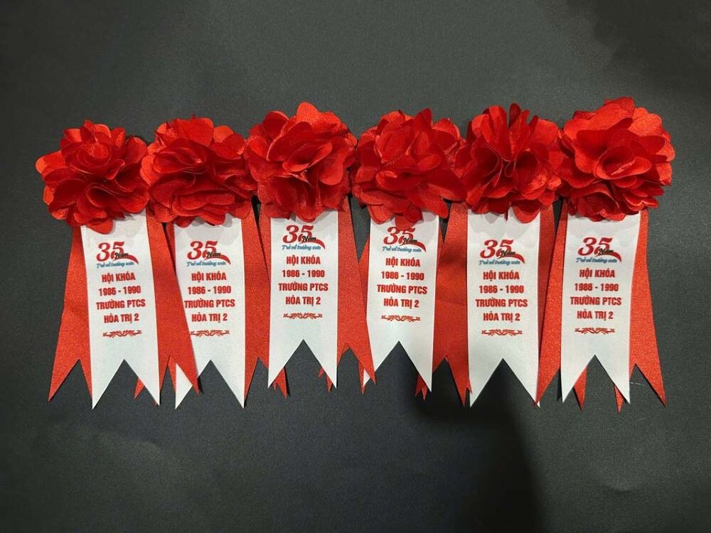 Hoa cài sự kiện in theo yêu cầu