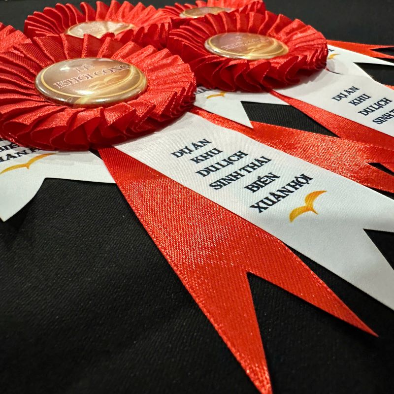 Hoa cài lễ khởi công dự án