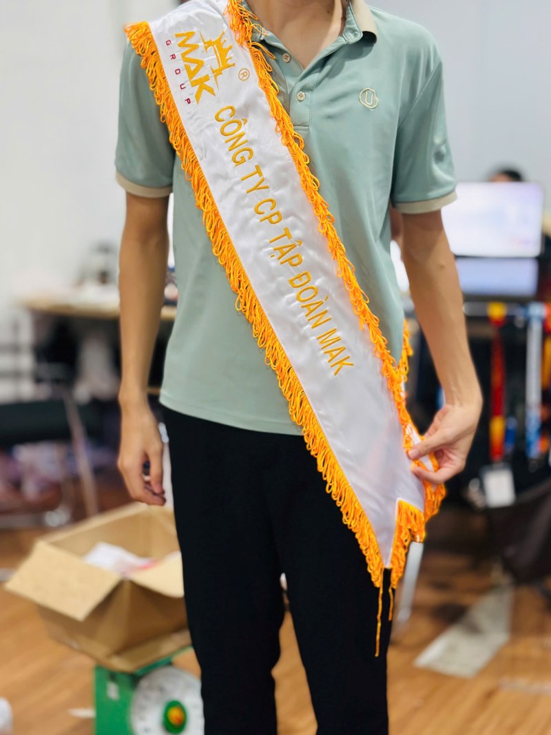 Băng đeo chéo thêu nội dung