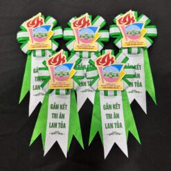 Hoa cài làm lễ kỷ niệm