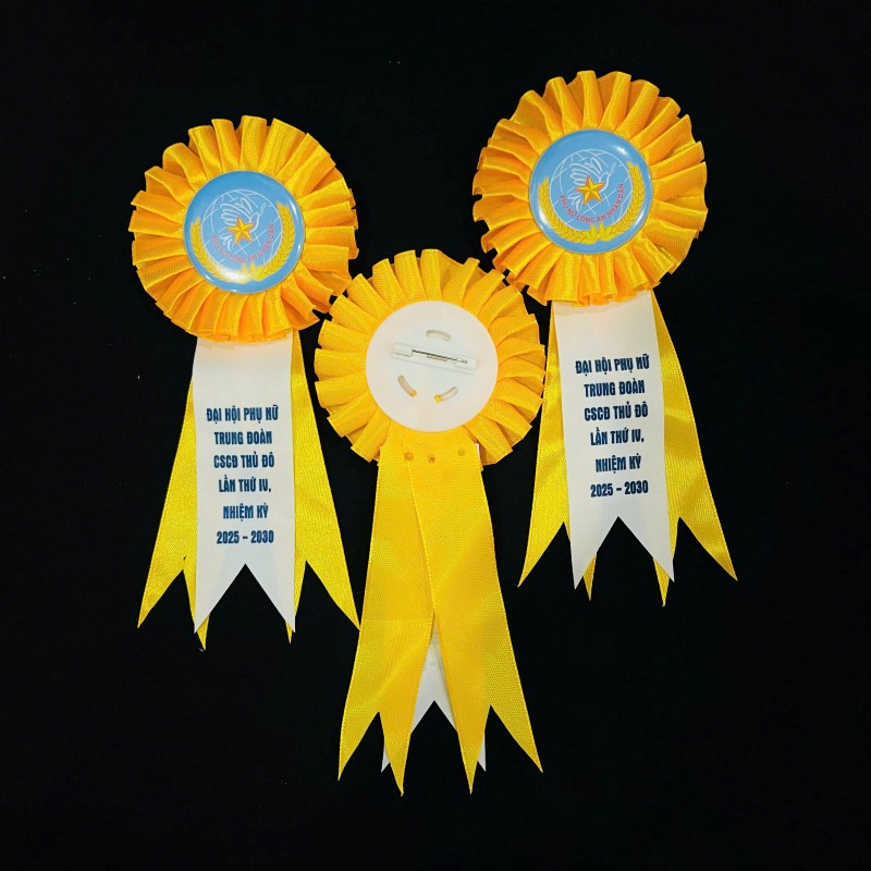 Làm hoa cài đại hội phụ nữ