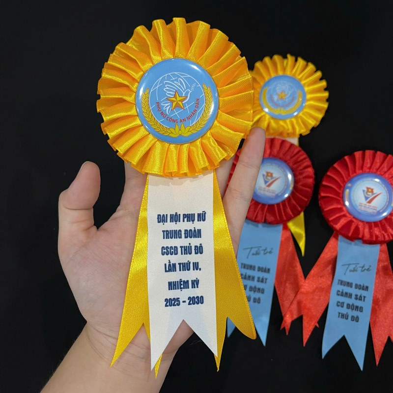 Hoa cài áo đại hội phụ nữ