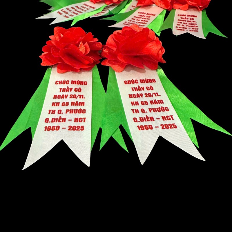 Hoa cài áo ngày Nhà giáo Việt Nam