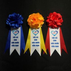 Hoa cài áo đón khách in theo yêu cầu