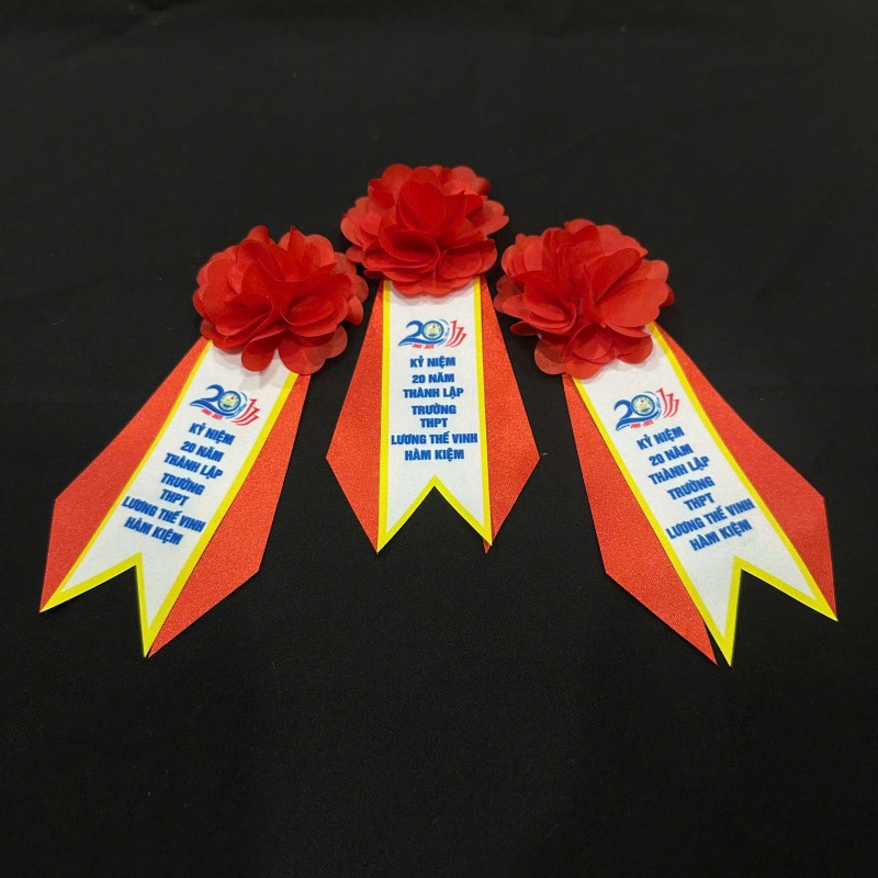 Hoa cài áo làm lễ kỷ niệm