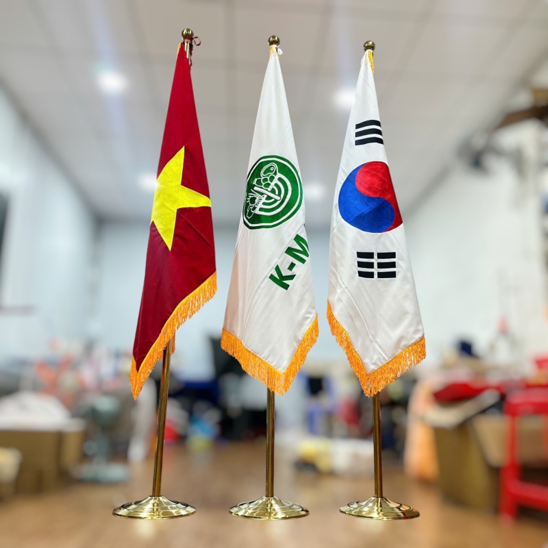 Bộ cờ thêu văn phòng kèm cán cờ inox sang trọng