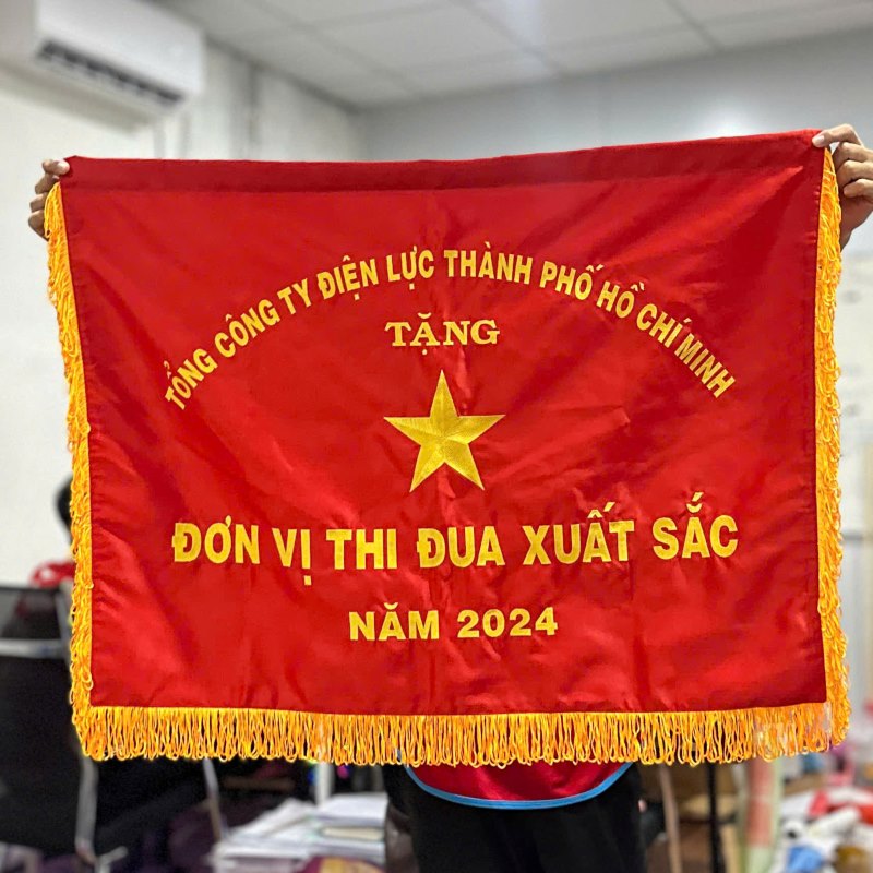 Cờ thi đua thêu nội dung theo yêu cầu để trưng bày phòng truyền thống