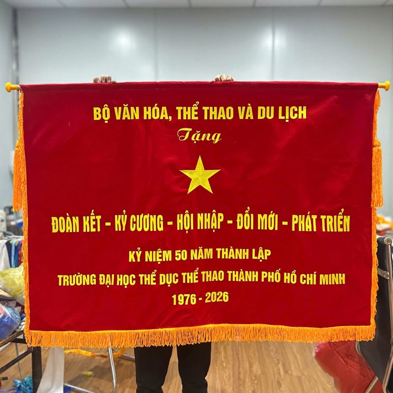 Cờ thêu kỷ niệm thành lập trường học