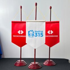 Cờ để bàn giá rẻ đế gỗ, cờ đuôi nhọn in theo yêu cầu