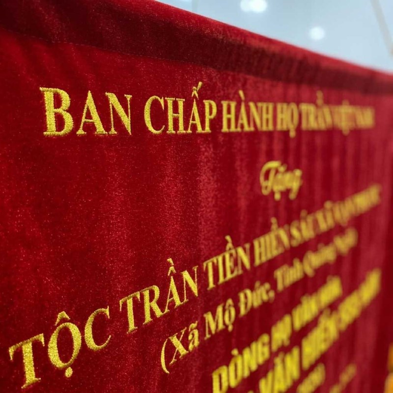 buc-truong-theu-dong-toc-tran-theo-yeu-cau