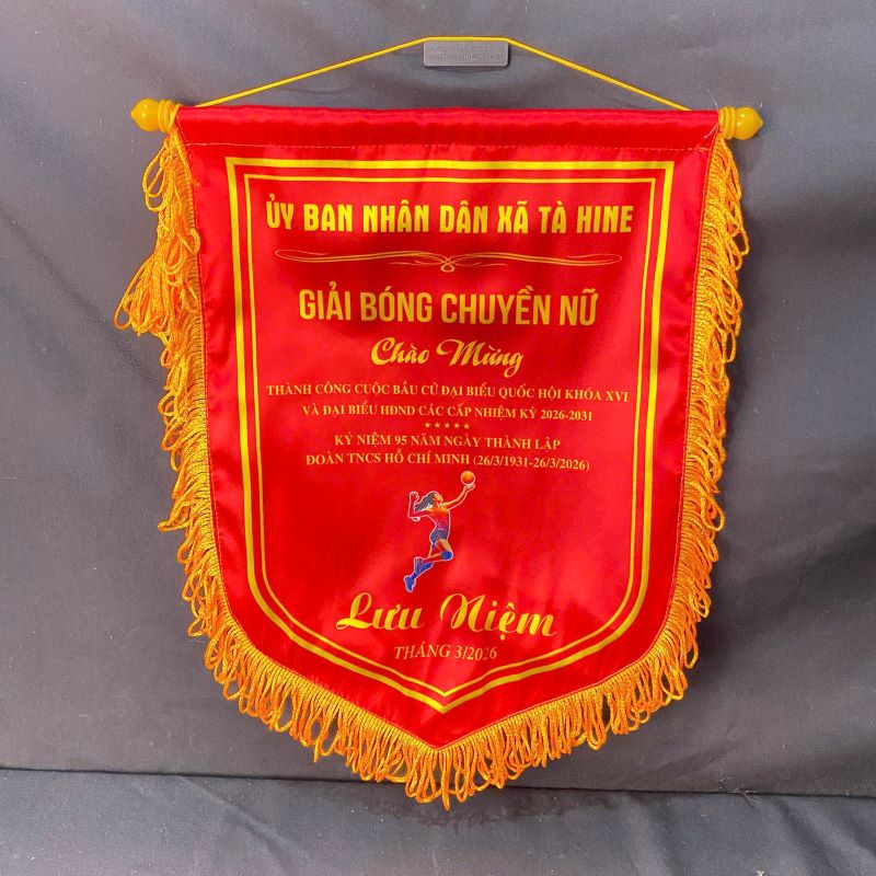 Cờ lưu niệm giải bóng chuyền xã