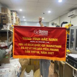 Cờ thêu may tua ren đi kèm với phụ kiện cán, nút, gù