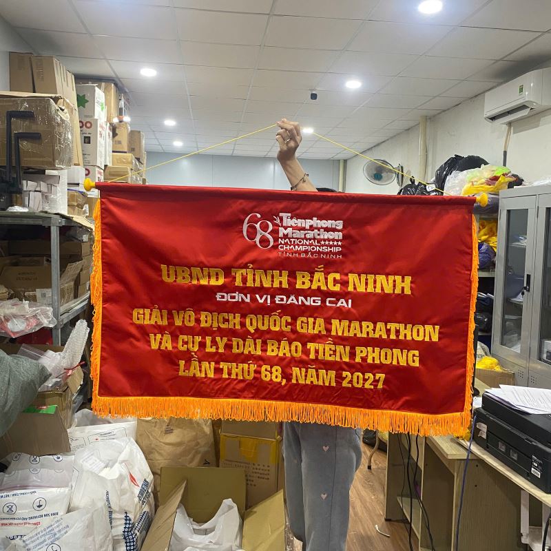 Cờ thêu may tua ren đi kèm với phụ kiện cán, nút, gù