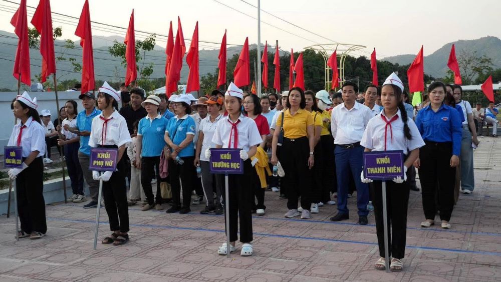 co-hong-ky-chu-nhat Cờ cổ động in logo theo yêu cầu