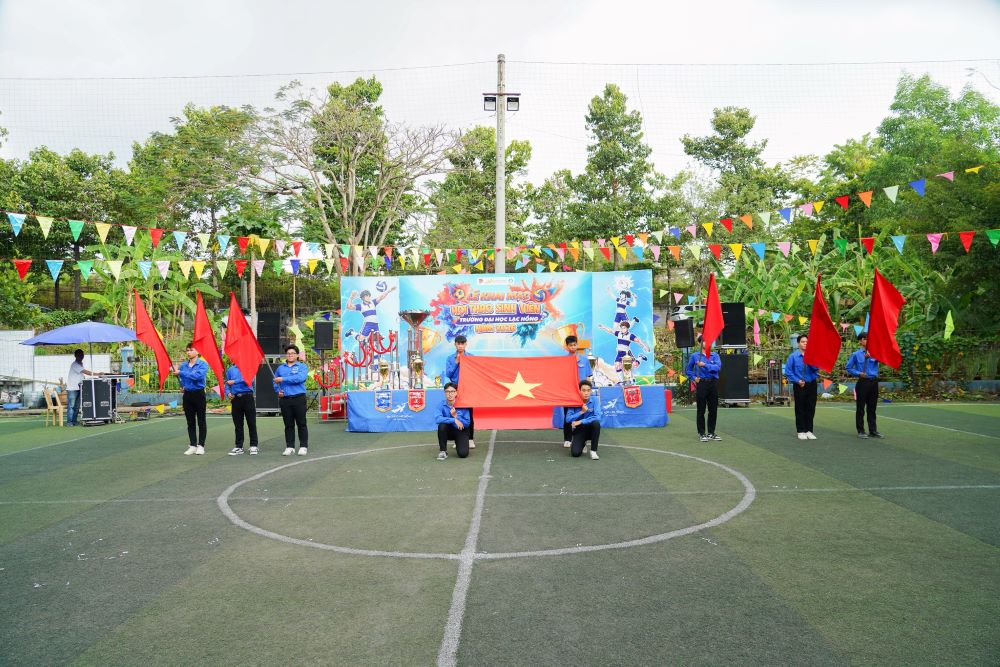 Cờ tổ quốc được sử dụng trong đại hội thể dục thể thao