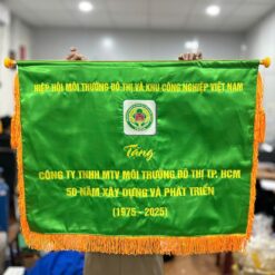 Thêu cờ lưu niệm