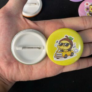 Huy hiệu nhựa tròn gắn ghim cài